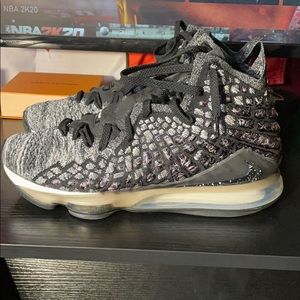 Nike LeBron 17 Size 11